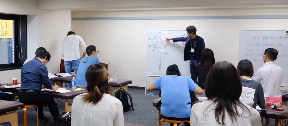 プロの整体師向けに技術指導を行う院長